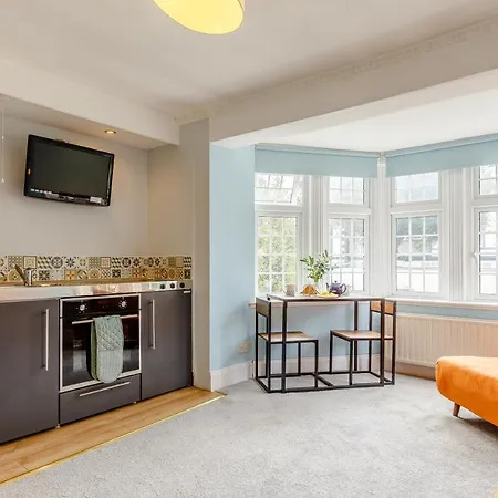 Bed & Breakfast Pendennis 4*