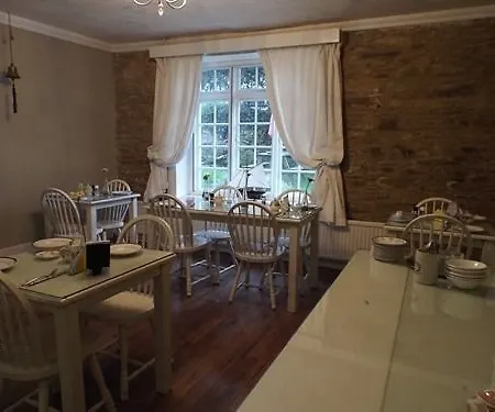 Bed & Breakfast Pendennis 4*